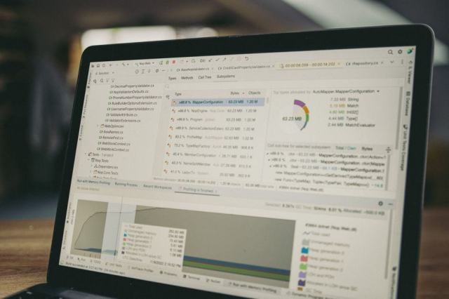 Mesure de la vitesse d'une page web Courbe de temps de chargement affichée sur un ordinateur portable